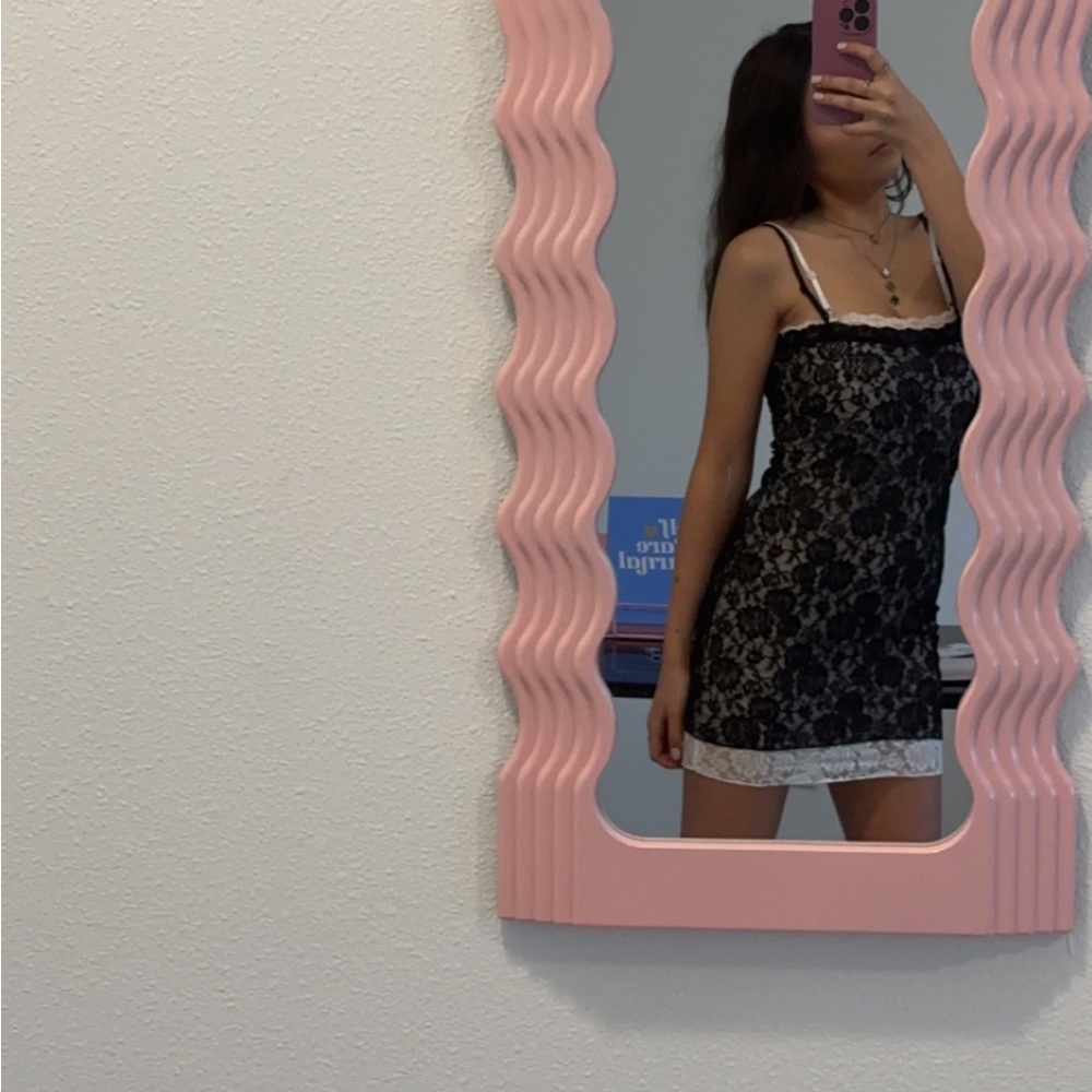 Mid Lace dress w/ white lace trim detail